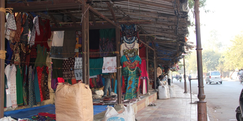 CG Road is lined with street stalls and expensive high-end clothing and accessory stores.