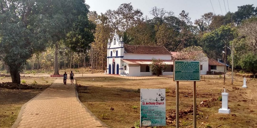 Cabo De Rama Fort is a perfect place for a fun day out, offering a glimpse of history.