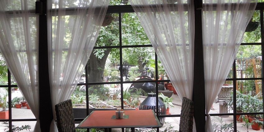 Café Nirvana provides acoustic music, bonfire, and cosy decor.
