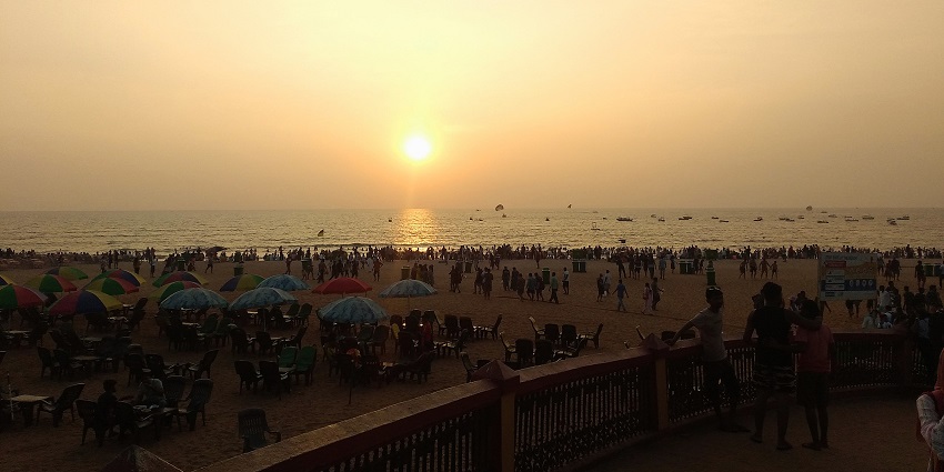 Crowded Calangute beach on an evening.