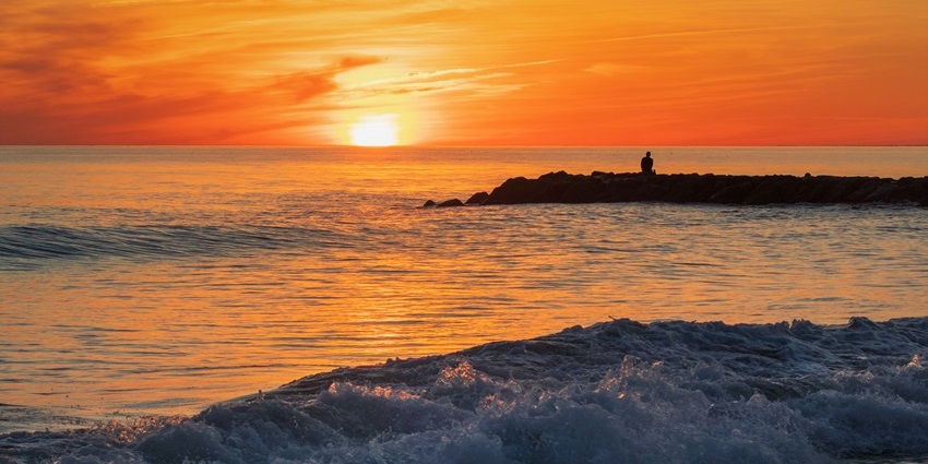 Cansaulim Beach, with soft golden sand and palm trees, is one of the places to visit in Vasco da Gama.