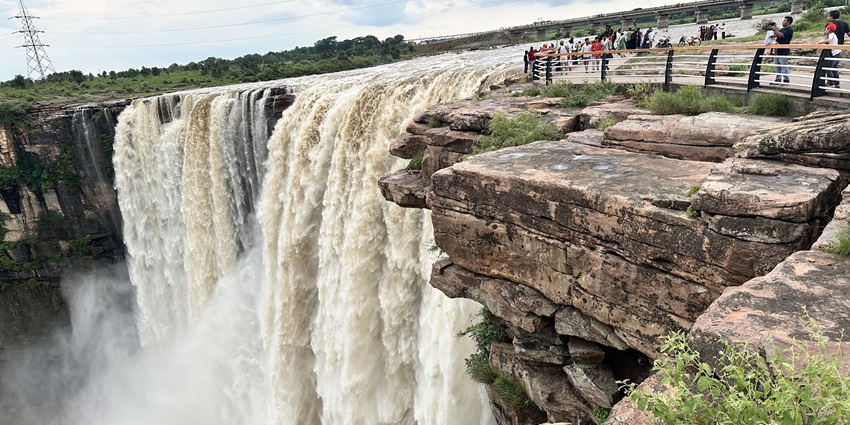 An image of the majestic Chachai Falls viewpoint in the list of places to visit near Satna