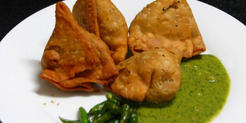 Samosa served with mint chutney, a favourite North Indian snack served with hot tea