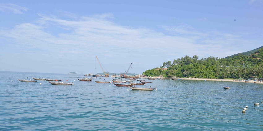 Homestay on Cham Island with traditional wooden houses; a unique local stay experience.