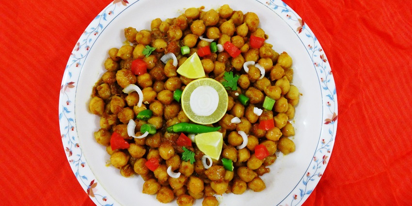 Chana chaat is considered to one of the healthy street food in Raipur as it contains only chick peas and veggies