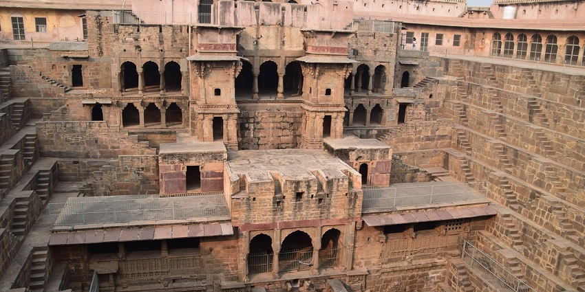 An image of walls of Chand Baori that store water.