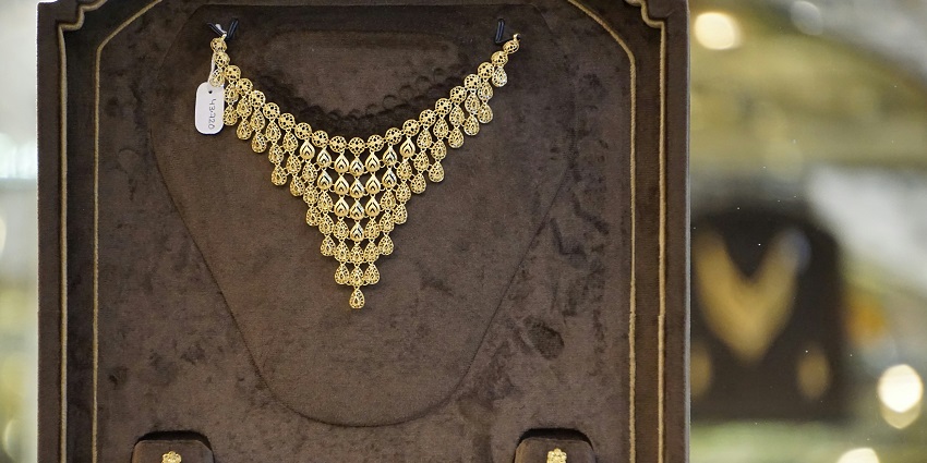 Buy stunning jewellery from Chandni Chowk, a place for bridal shopping in Delhi.