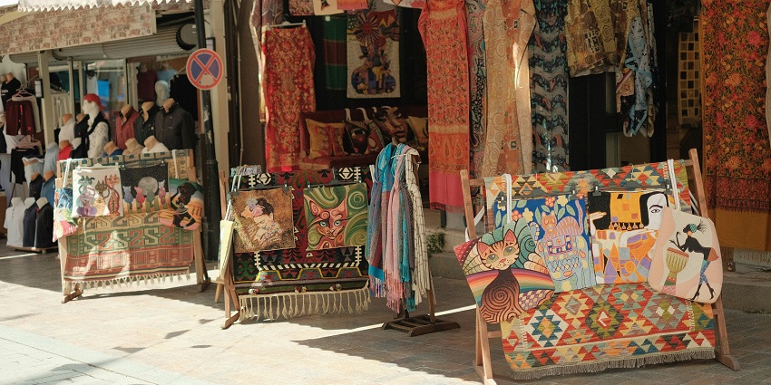 A view of markets at Chandni Chowk, one of the best places for lehenga shopping in Delhi.