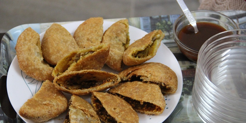 Image of yummy, sliced Kachoris filled with moong dal stuffing - one of the best street food in Jaipur
