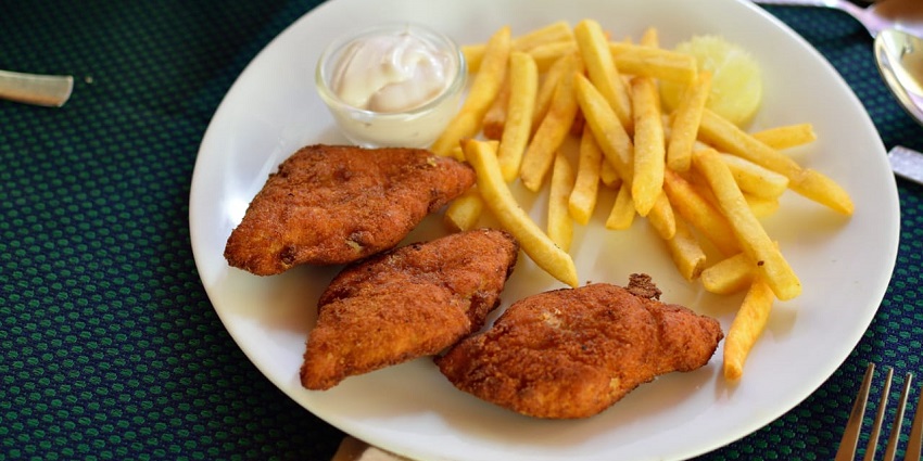 Chandpole market offers the best street food in Udaipur and a lively atmosphere.
