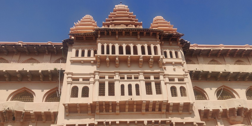 Chandragiri Fort is one of the most prominent forts found on way to Tirupathi