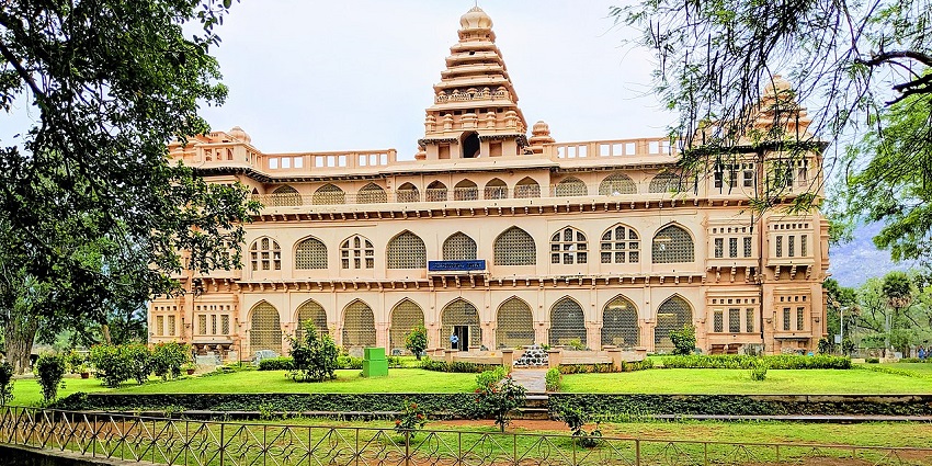 A picture of a fort which is traditionally designed and currently serves as an archaeological museum