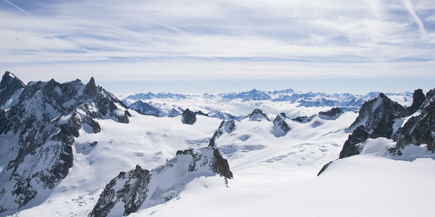 Chandrakhani Pass offers breathtaking views of the Pir Panjal and Dhauladhar ranges.