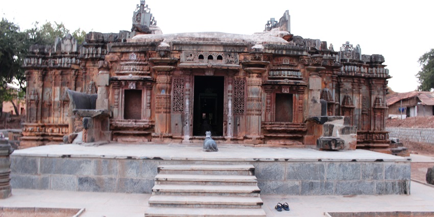 A glimpse of the iconic Chandramouleshwara Temple showcasing old-world charm.