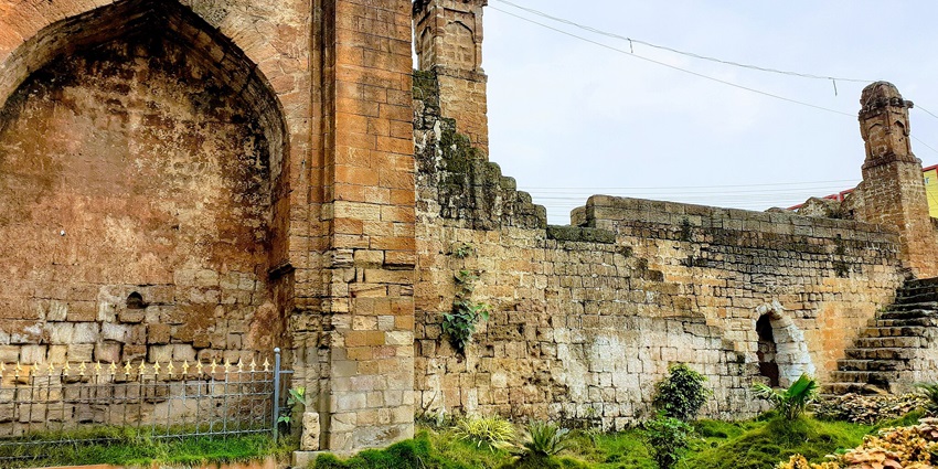 Chandrapur Fort's ruins showcase the military history and ancient defence strategies.