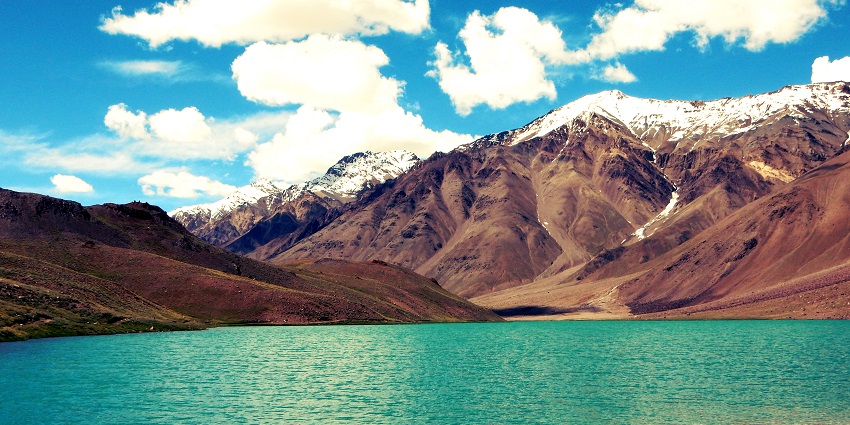 Mesmerising view of the serene turquoise water and Himalayan ranges in the background