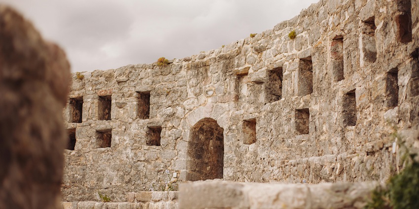 Image of Chapora Fort ruins during day time in front of the beach, historical significance