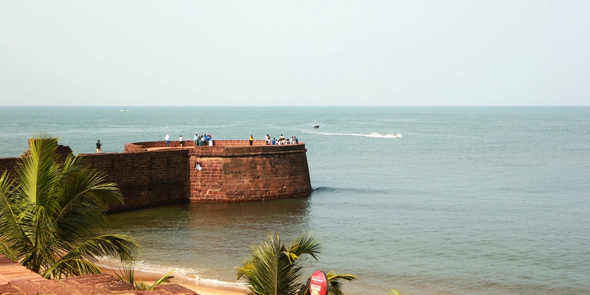 Explore the Chapora Fort surrounded by waters, one of the best things to do in Anjuna.