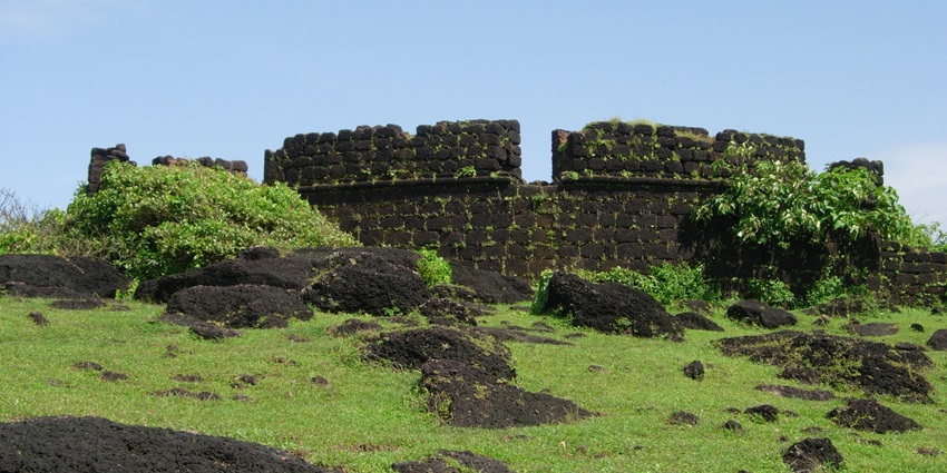 Going through Chapora ridge trail is one of the best things to do in Vagator, Goa