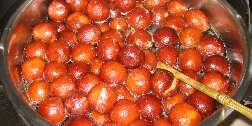Chaturbhuj Rameshchandra, Jodhpur, renowned for Gulab Jamuns and sweets since 1940.