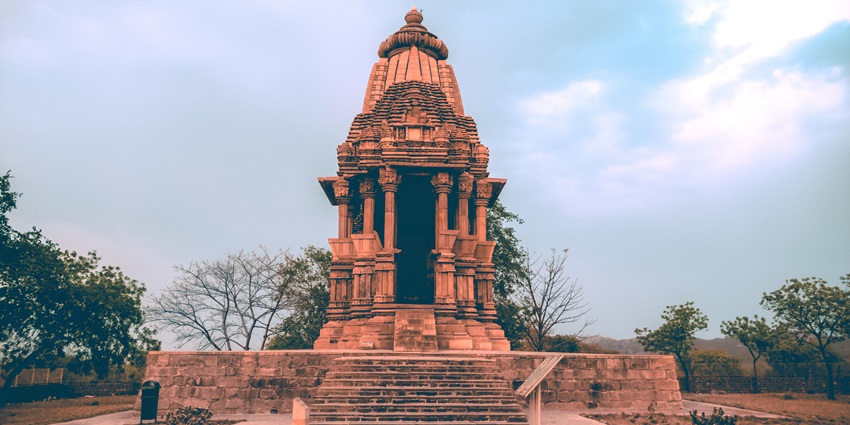 The Chaturbhuj Temple in Khajuraho, famous for its unique idol of Lord Vishnu and serene setting.