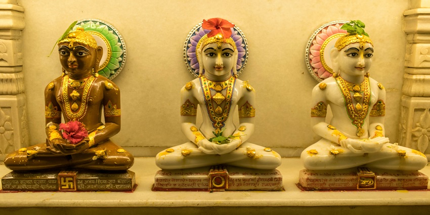 Idols of Jain gods at Chaumukha Temple, one of the spiritual places to visit in Ranakpur.