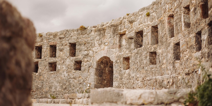 Visiting the historical Chauragarh Fort can be a great experience in the municipality.