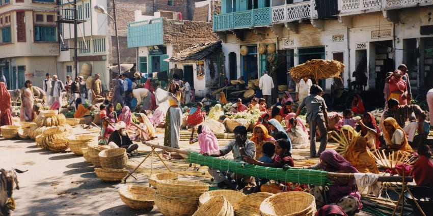 One of the best places for street shopping in Udaipur is Chetak Circle near Fateh Sagar Lake.