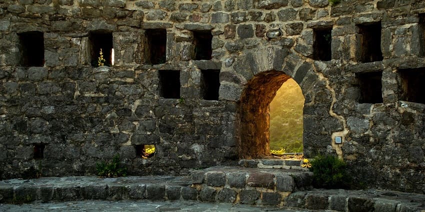 Chhachhrauli Fort has a Rajput-style architecture.