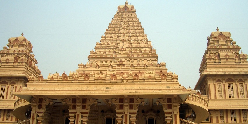 Chhatarpur Mandir is one of the best ancient temples in Delhi that you must visit.
