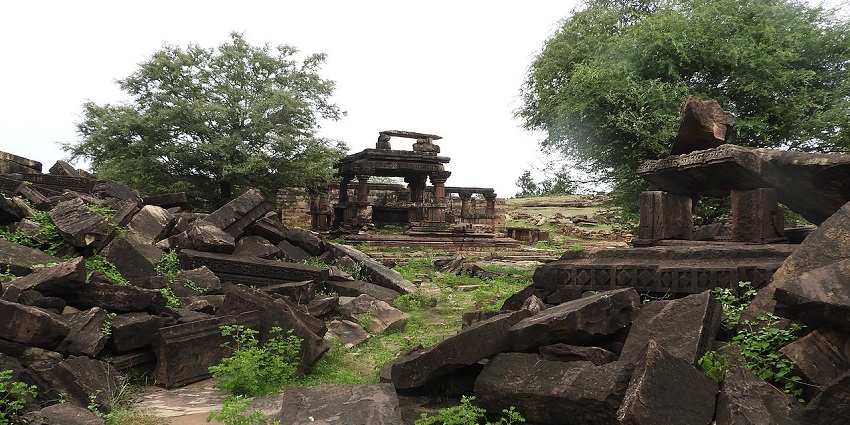 This fort, near Jalore fort, showcases a blend of architectural style.