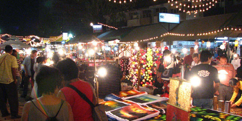 The Chiang Mai nightlife can be best experienced while strolling through this bazaar.