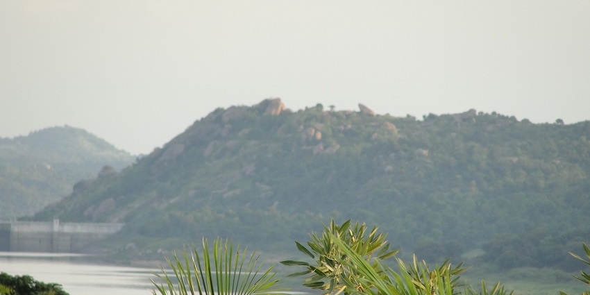 The broad hills and peaceful, mountain views of Chikmagalur include the best hill stations near Karnataka for tea and coffee estates.