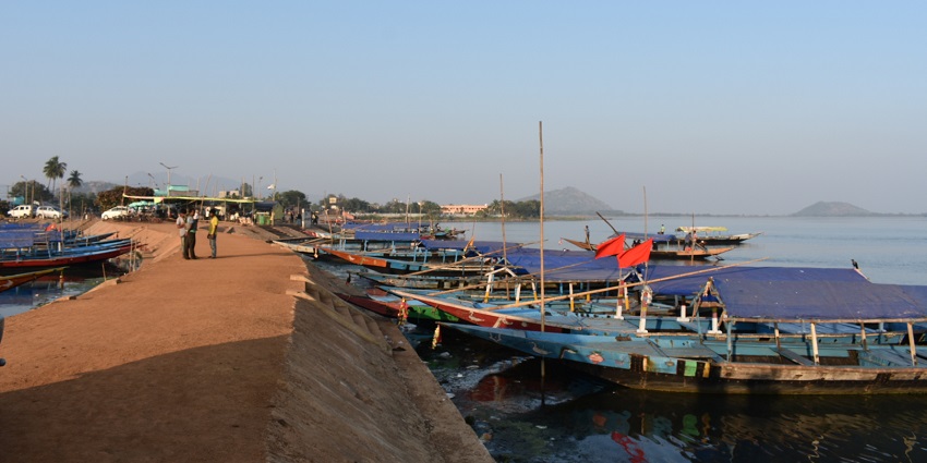 Chilika Lake is a spot where tourists can indulge in boat rides while enjoying scenic views.
