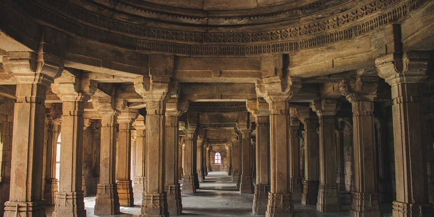 Elegant brown columns of the temple, reminiscent of Chintaman Ganesh Temple's grandeur.