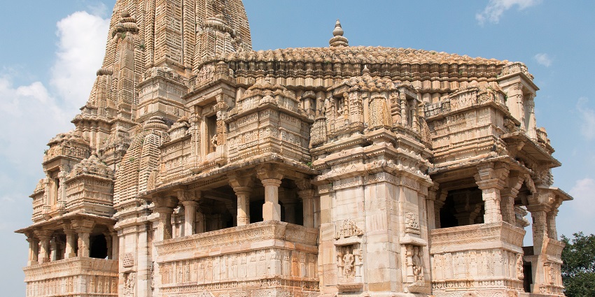 The grand Chittorgarh Fort is one of the best places to historical places in Rajasthan.