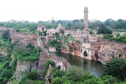 Experiencing a panoramic view of Chittorgarh Fort is one of the best things to do in Chittorgarh.