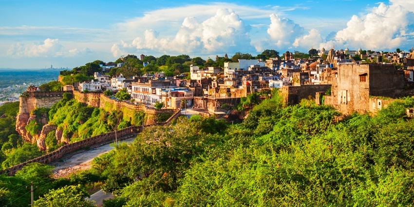Chittorgarh Fort massive walls and towers, highlighting its historical significance, are the best things to see in Chittorgarh.