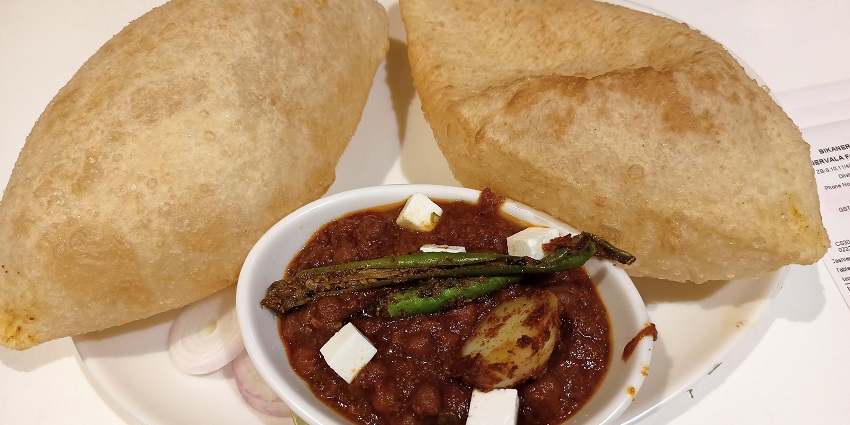 Chole Bhature is one of the best foods in Paharganj for every traveller to try and taste.