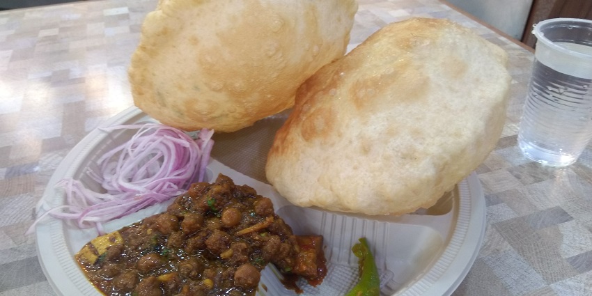 Snapshot of the mouth-watering Chote bhature and the onion rings being served in the plate