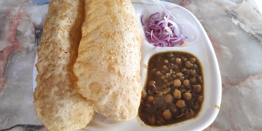 Chole Bhature At Om Ji’s is one of the most famous street food in Rohini