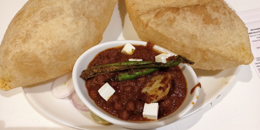 Image of the plater of freshly cooked Chole Bhature which is one of the best food in Dwarka