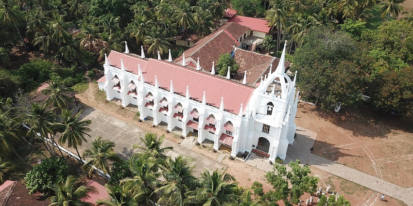 Mae De Deus is one of the historical landmarks, representing neo-gothic architecture.
