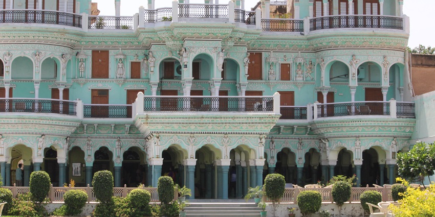 A frontal view of a historical fort in Churu, which is one of the best places to visit near Salasar