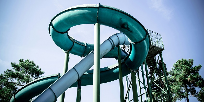 A glimpse of a daredevil ride in shades of blue at the famous City Garden in the region.