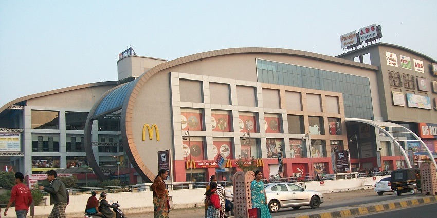 This place features a diverse range of brands, sprawling dining area, and a play zone.