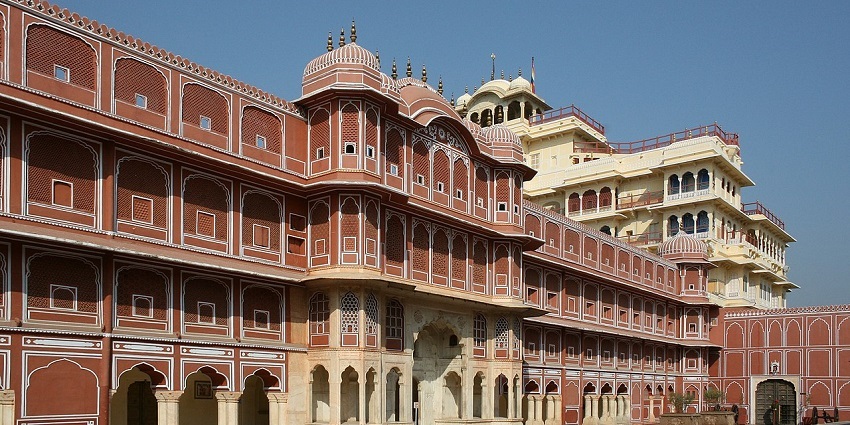 The front view of the City Palace, one of the major places to visit near Hawa Mahal.