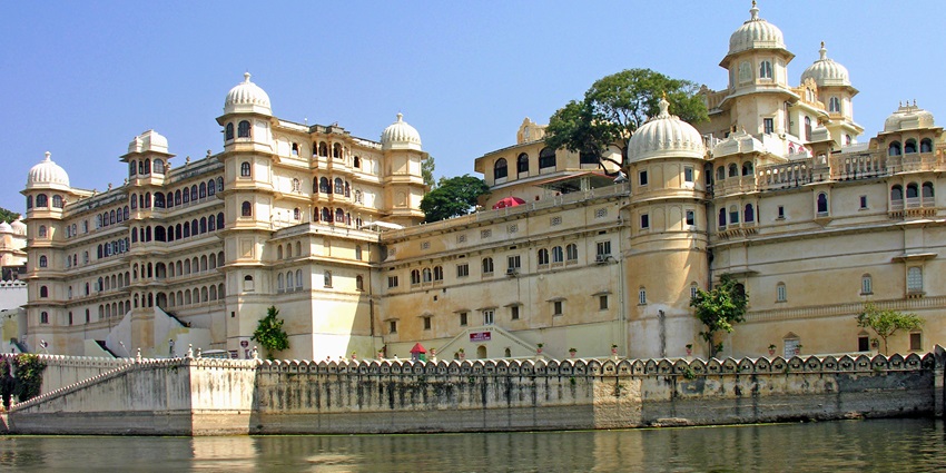 The majestic City Palace with intricate architectural beauty overlooking Lake Pichola, a good place to visit in Udaipur in October.