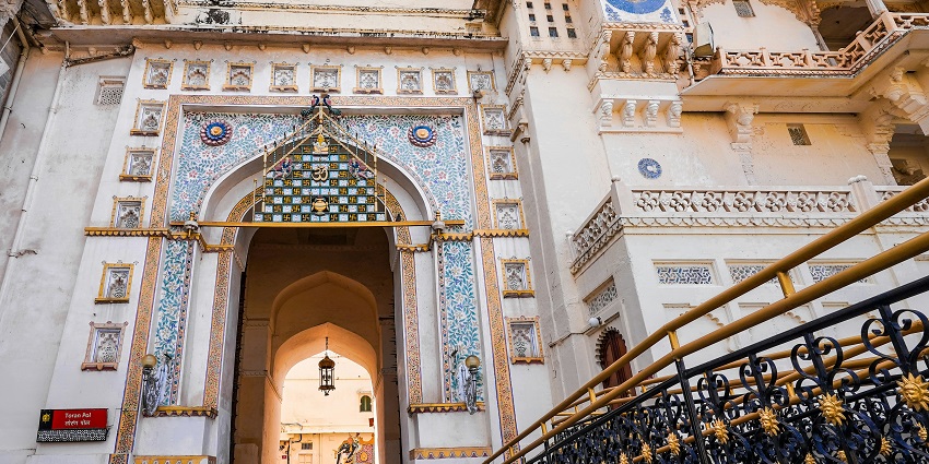 Exploring the majestic City Palace is one of the best things do in Jaipur in two days.
