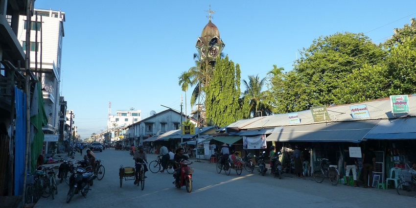 Clock Tower Market features silver jewellery and Rajasthani spices near City Palace.